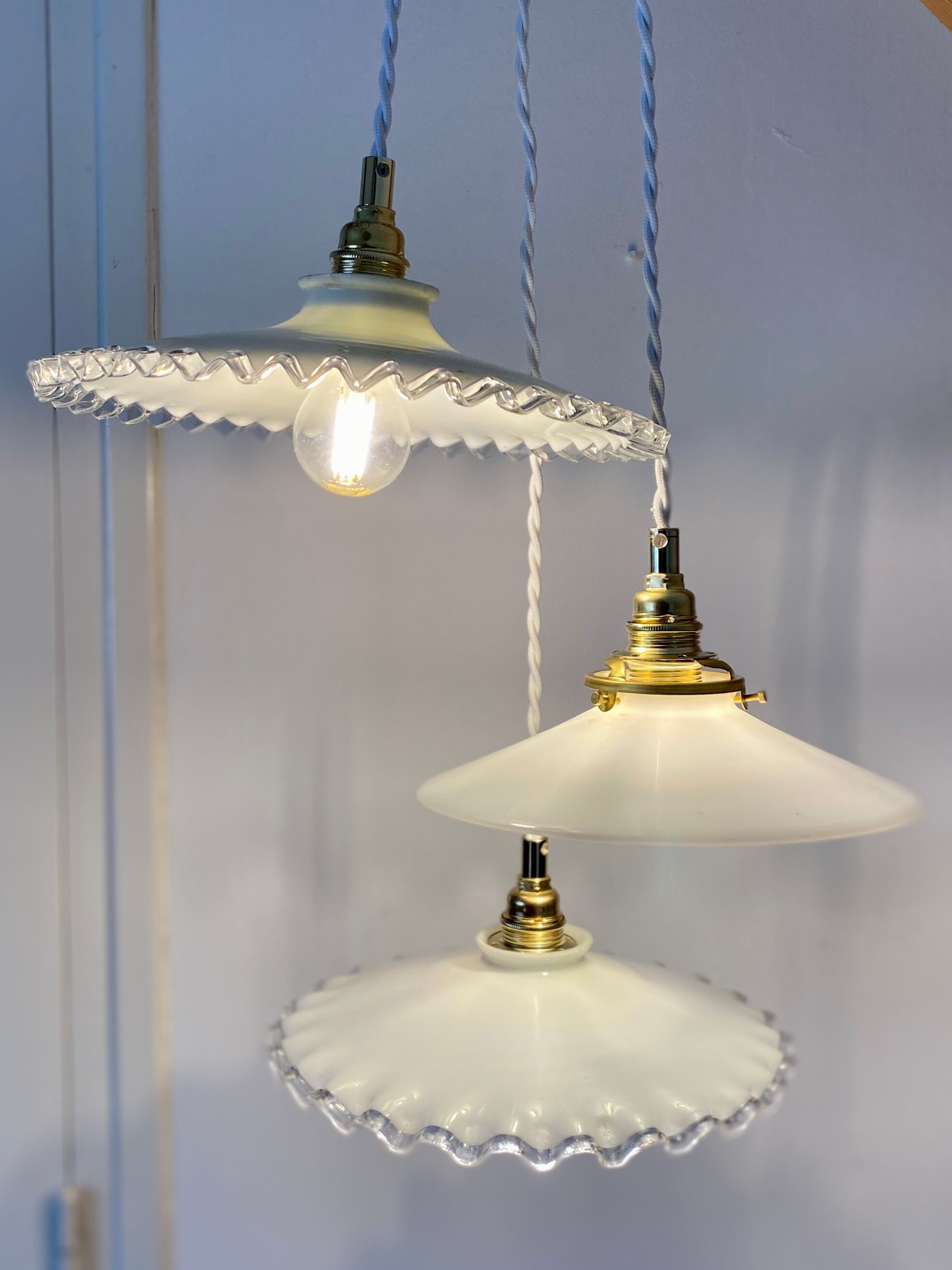 Three-light cascading pendant lamp with vintage white opaline lampshade