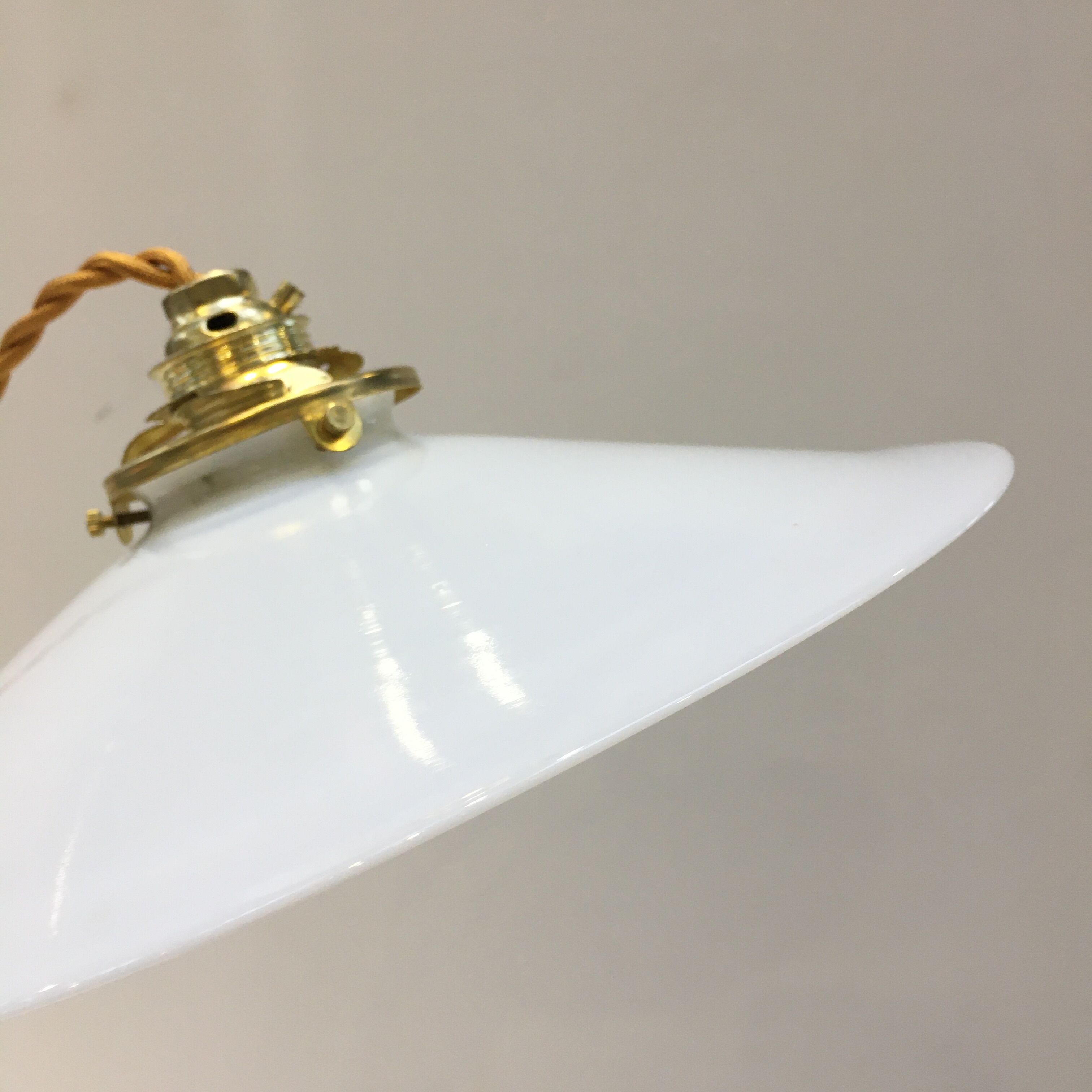 Paire de suspensions en opaline blanche