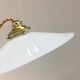 Paire de suspensions en opaline blanche