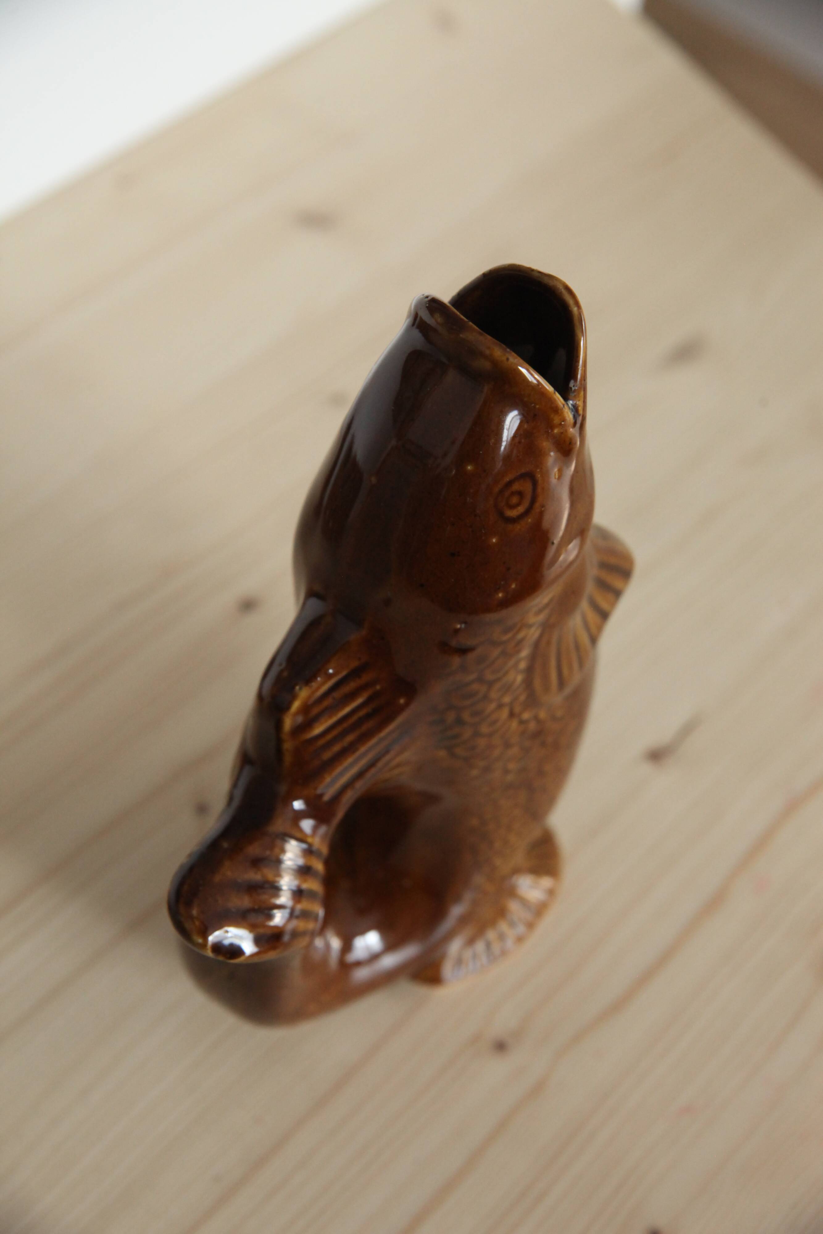 Fish-shaped dabbling liquor service