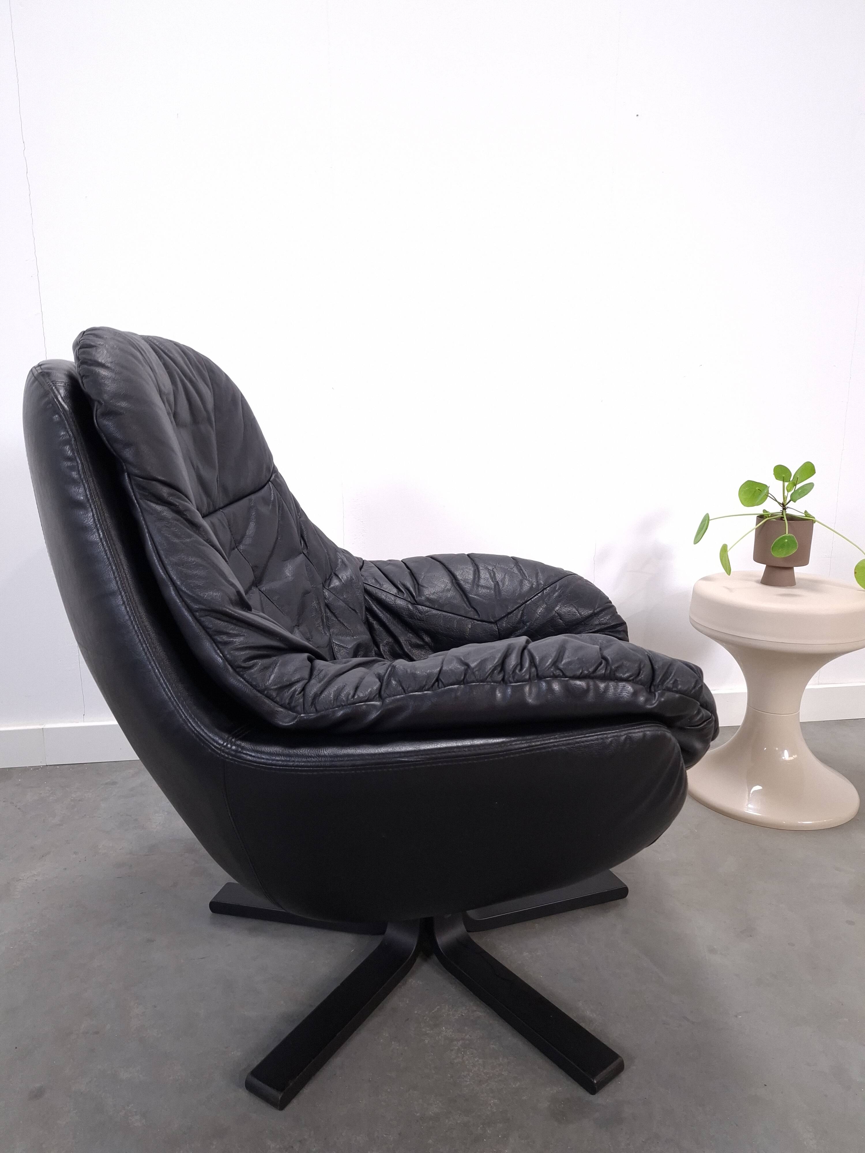 Draaibare zwart leren fauteuil H.W. Klein voor Bramin uit Denemarken