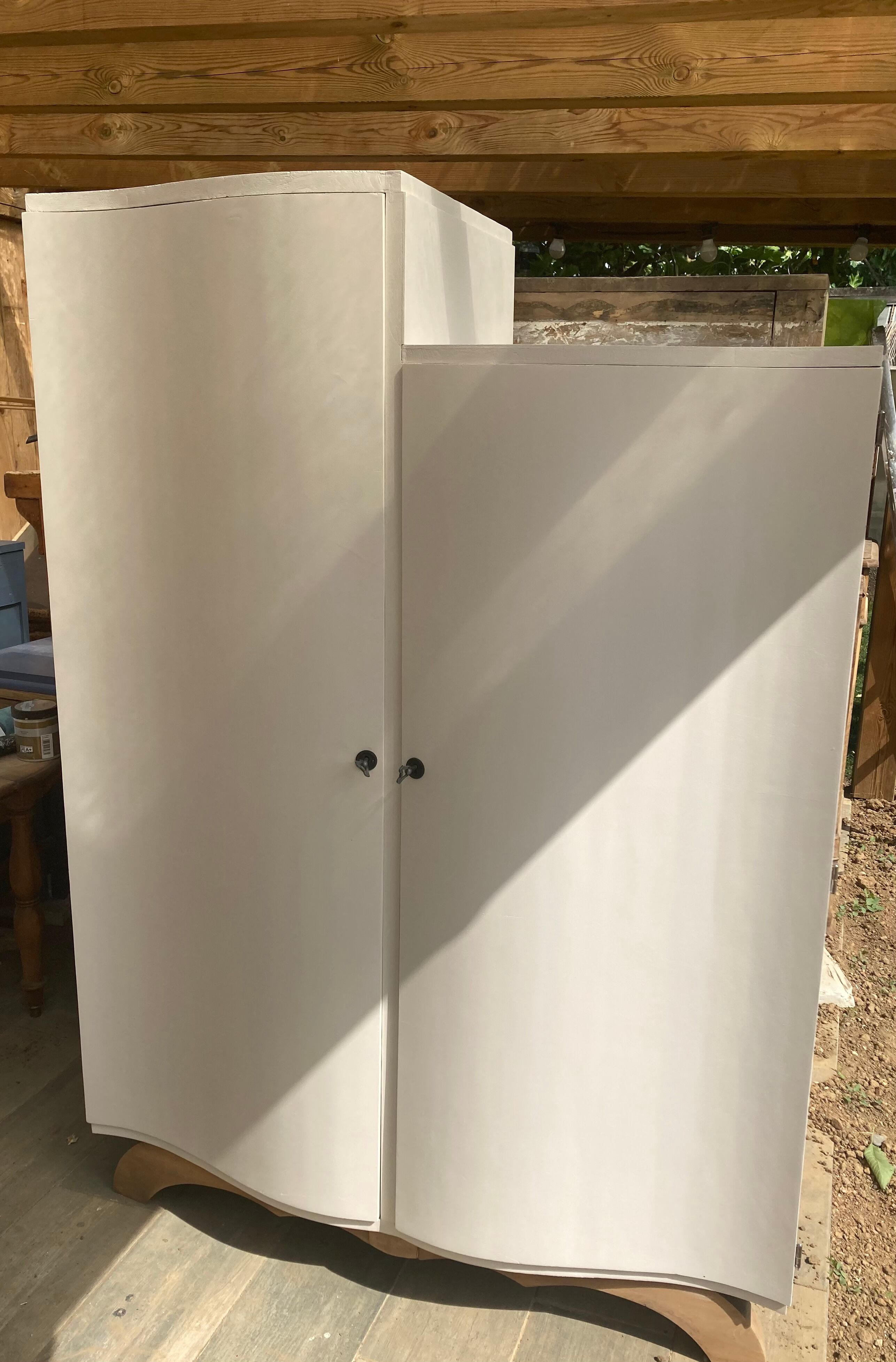 Asymmetrical cabinet