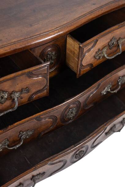 Parisian chest of drawers with 5 drawers, made of solid walnut, from the Louis XIV period.