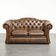 Canapé Chesterfield 2 places en cuir de vachette anglais dans une couleur luxueuse.