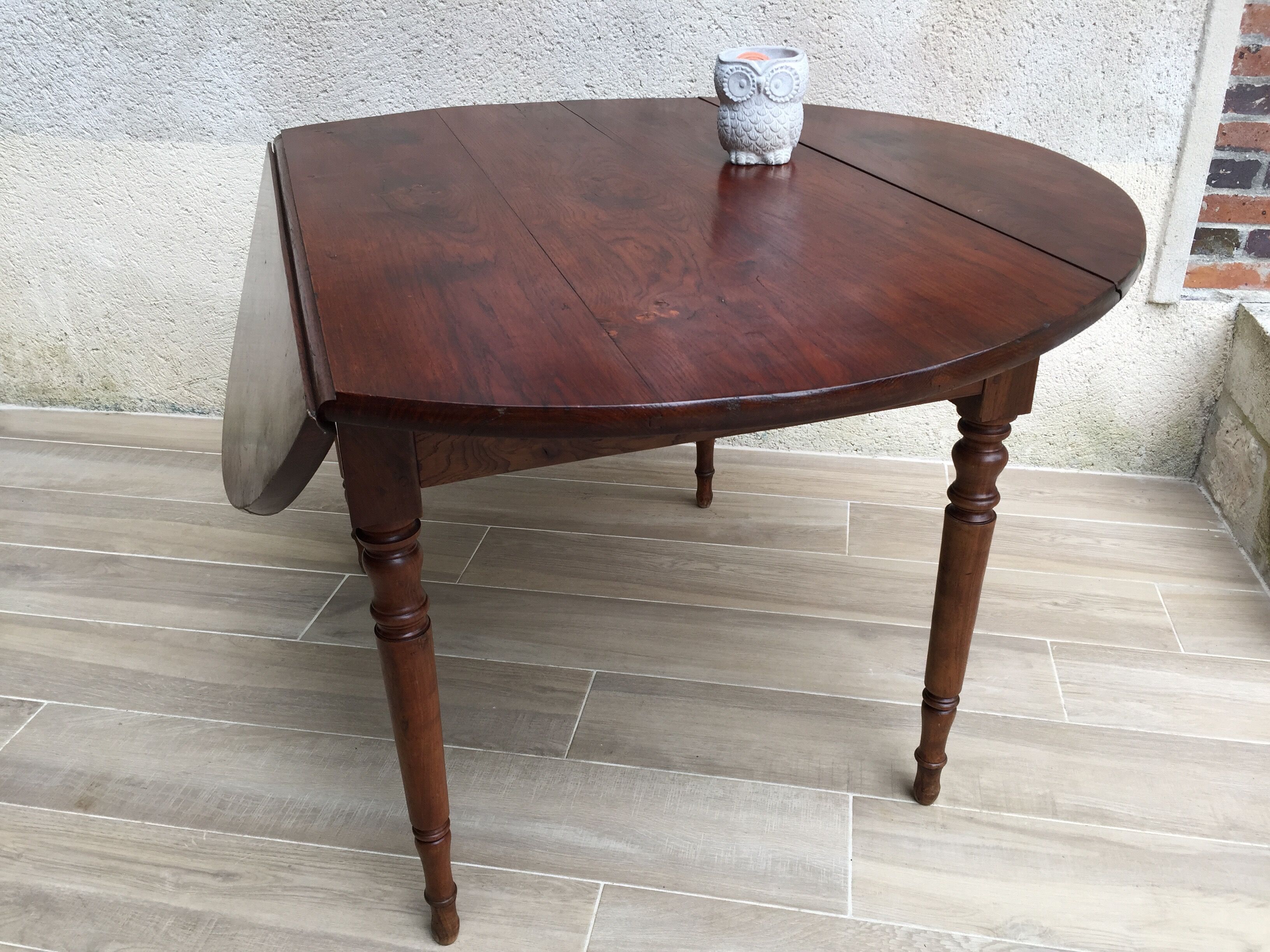 Large table round in rabats in vintage massive oak