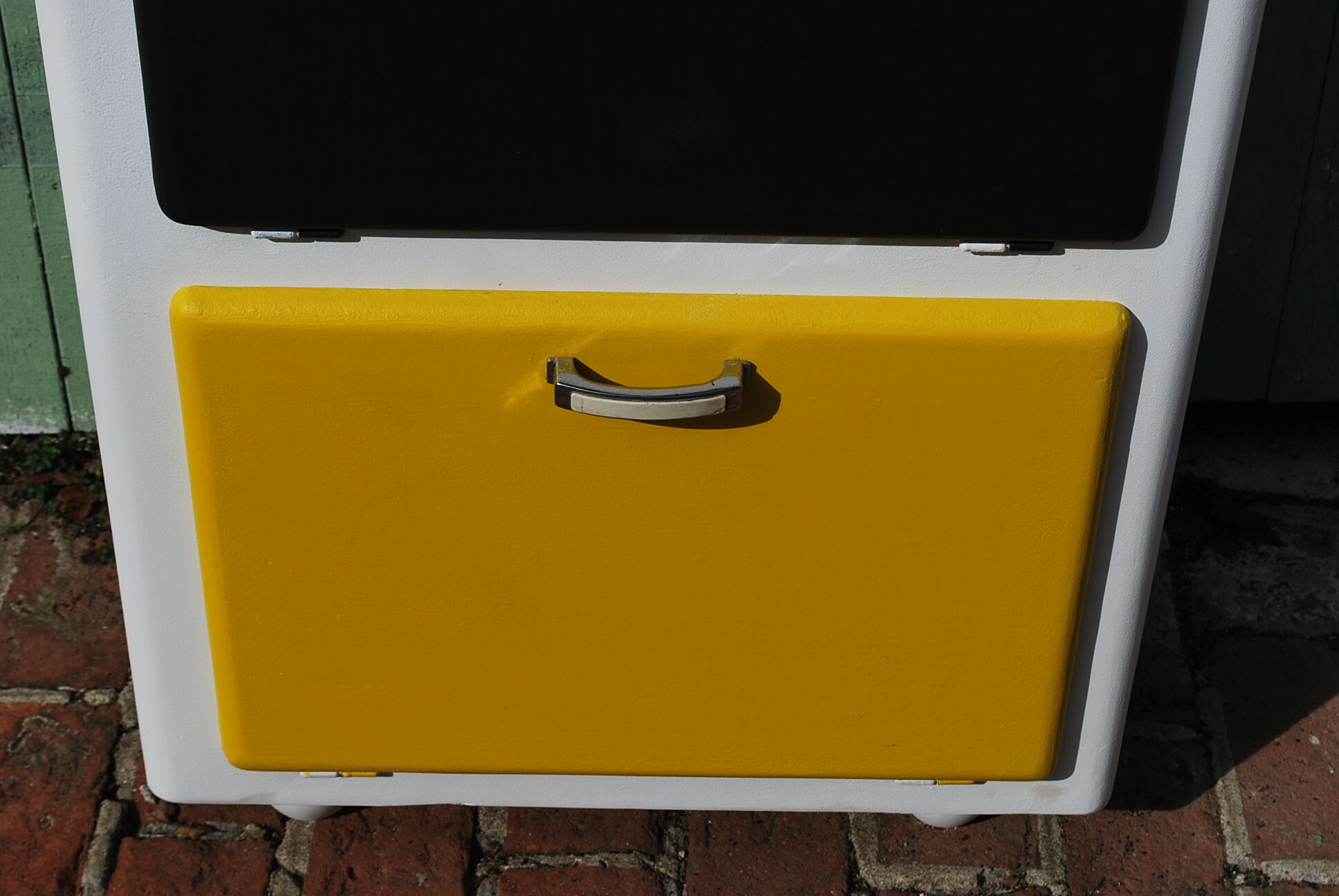 Renovated buffet in Mondrian colors