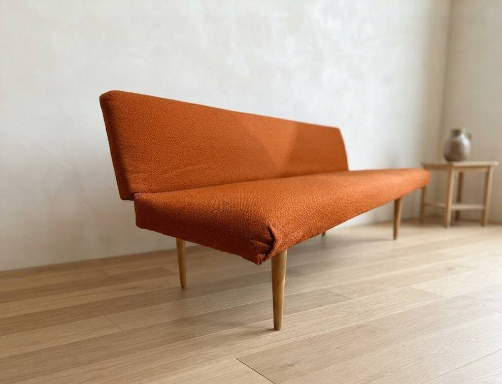 Lit de jour pliant des années 50 par Miroslav Navrátil, revêtement orange, années 1960, Tchécoslovaquie, 186 × 60 × 72 cm