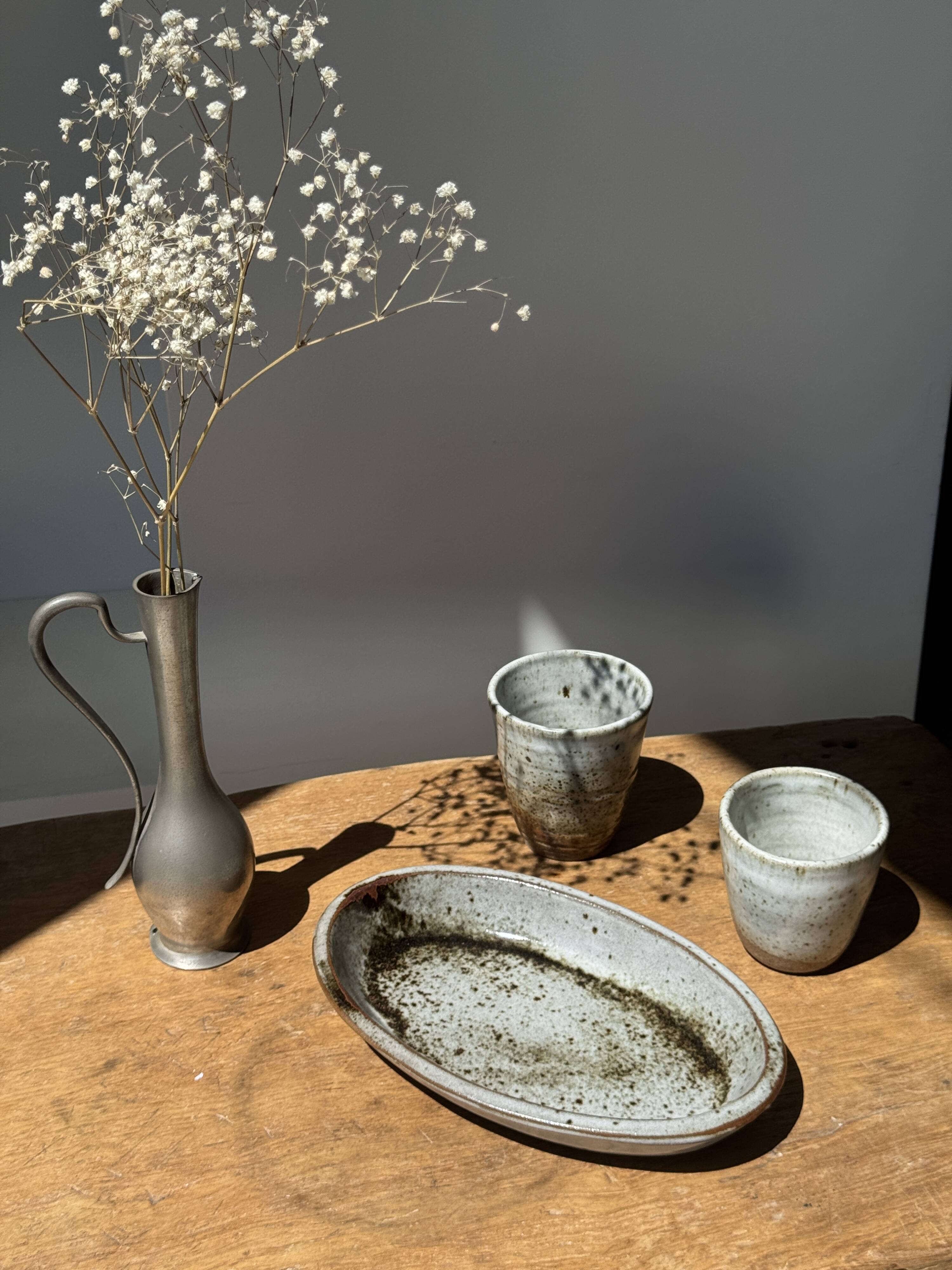 Petit plat ovale en céramique mouchetée glacée L23