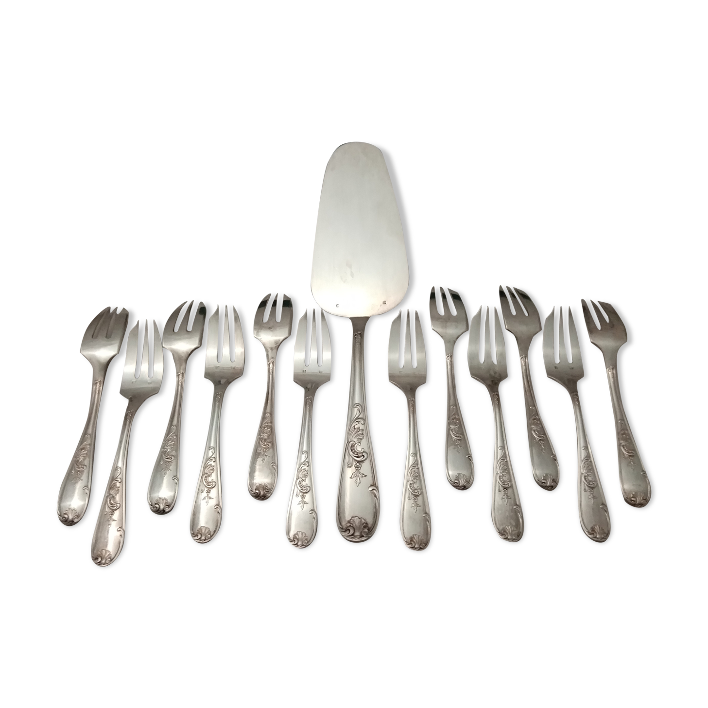 Silver metal dessert fork box with Rocaille-shell pie shovel