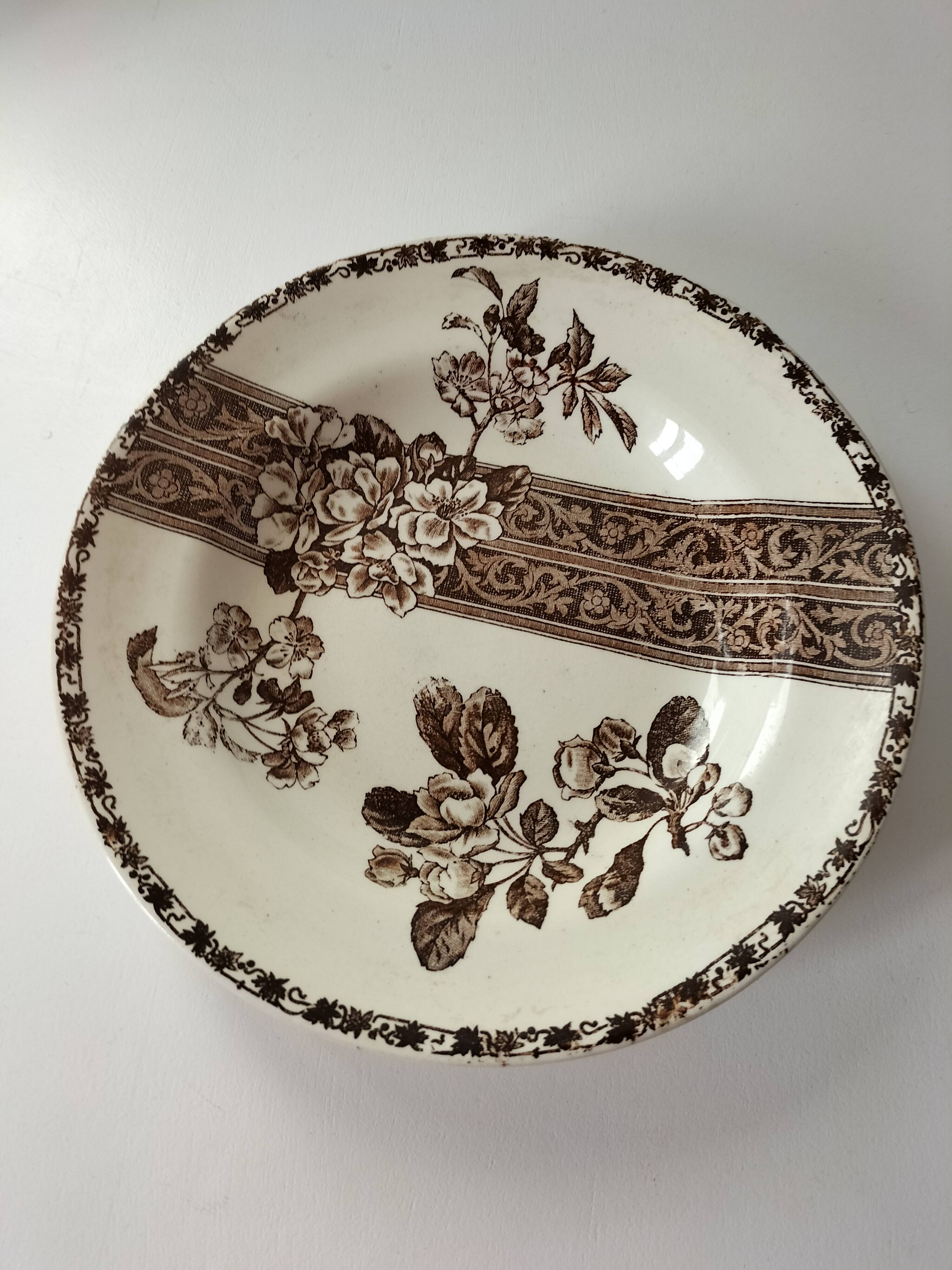 Antique plate with brown floral decoration, Grand dépôt E. Bourgeois