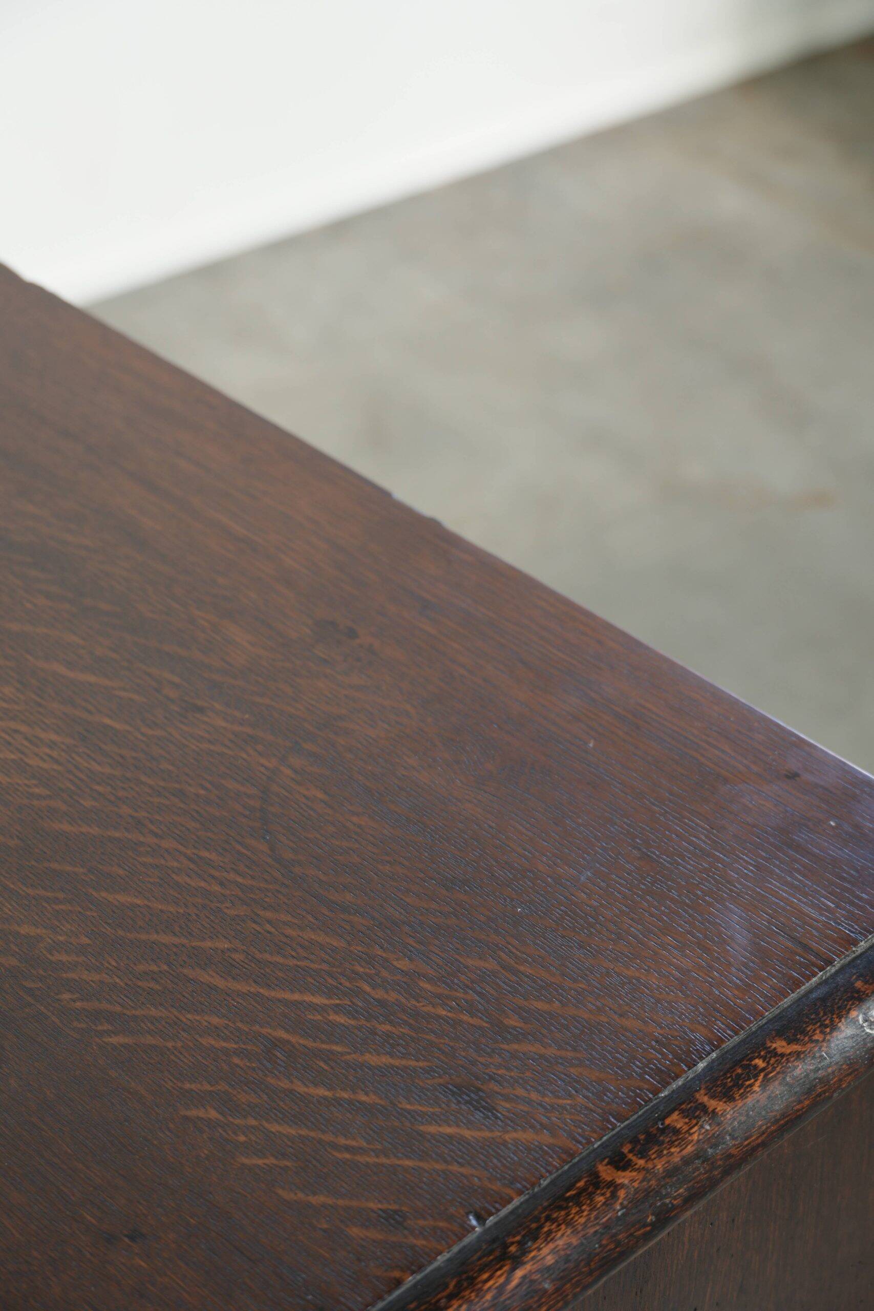 Commode en chêne anglais antique de la fin du XVIIIe siècle.