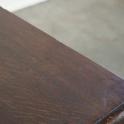 Commode en chêne anglais antique de la fin du XVIIIe siècle.