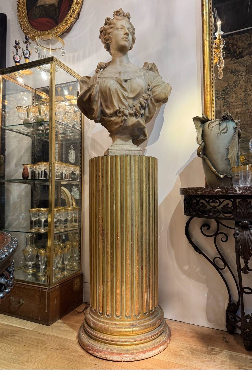 Large fluted golden wood column with a marble top, work from around 1900.