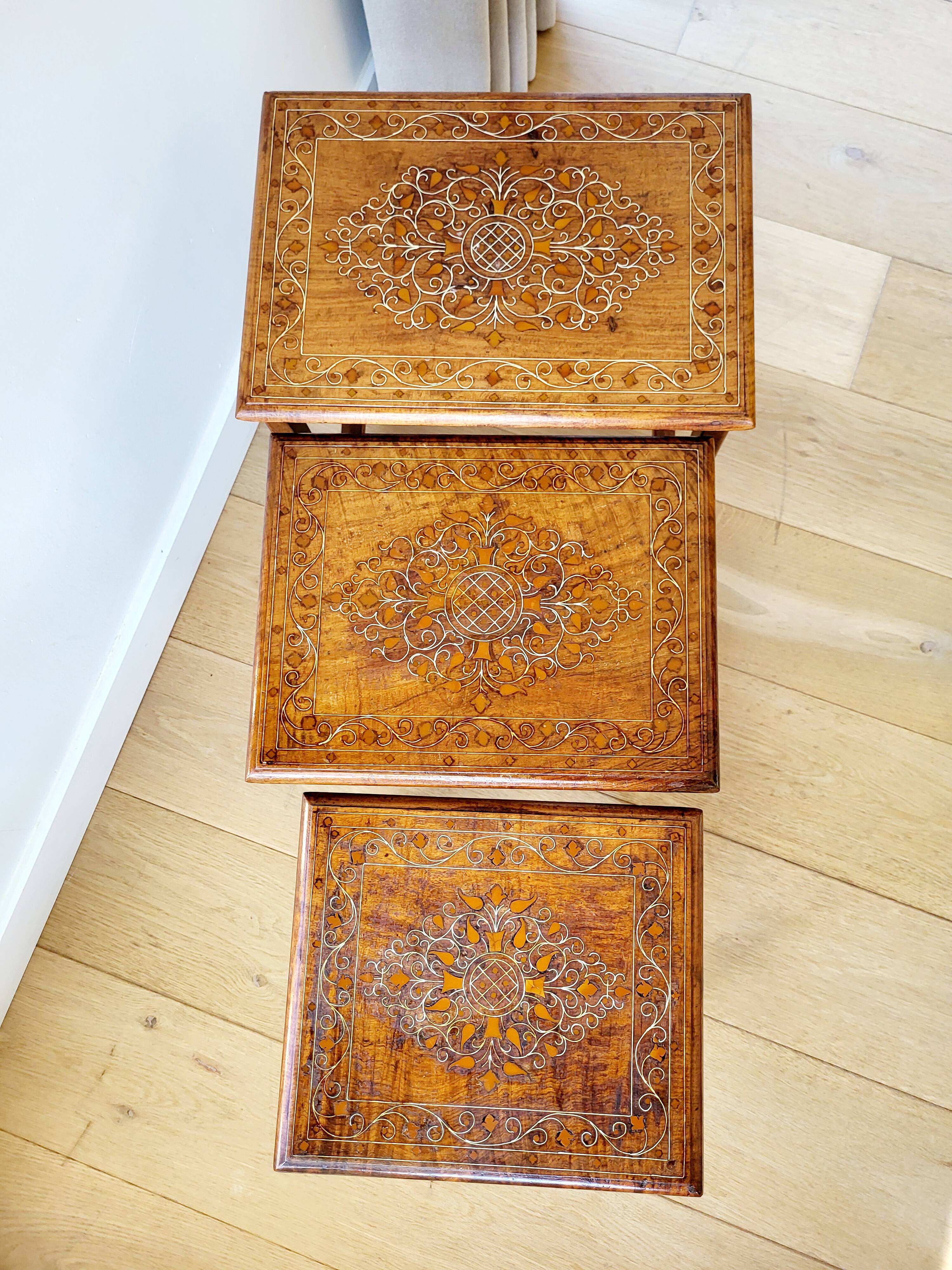 Ensemble de tables d'appoint ou tables gigognes vintage, 3 pièces, motif bois incrusté