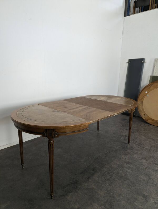 Table de salle à manger des style Louis XVI dessus cuir