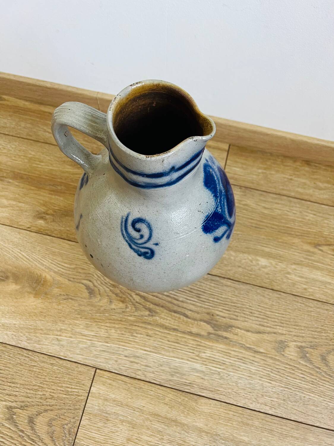 Pichet en grès à motifs