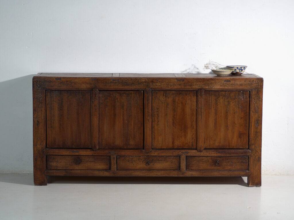 Buffet ancien en bois d’orme – Chine, vers 1950