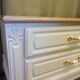 Commode basse meuble TV rangements relooké gris claire et bois naturel