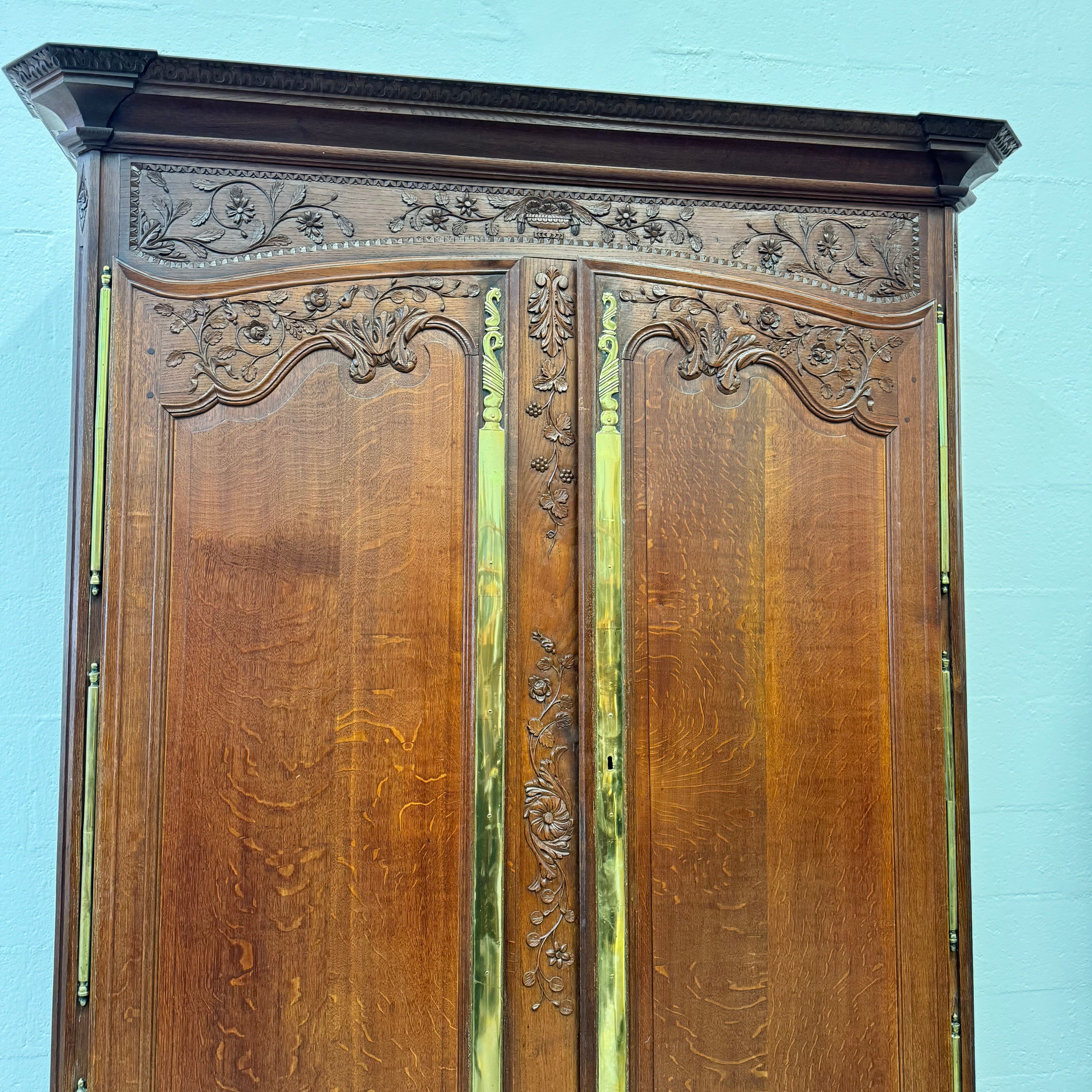 Large Country Wardrobe - French Provençal, in oak, 17th century