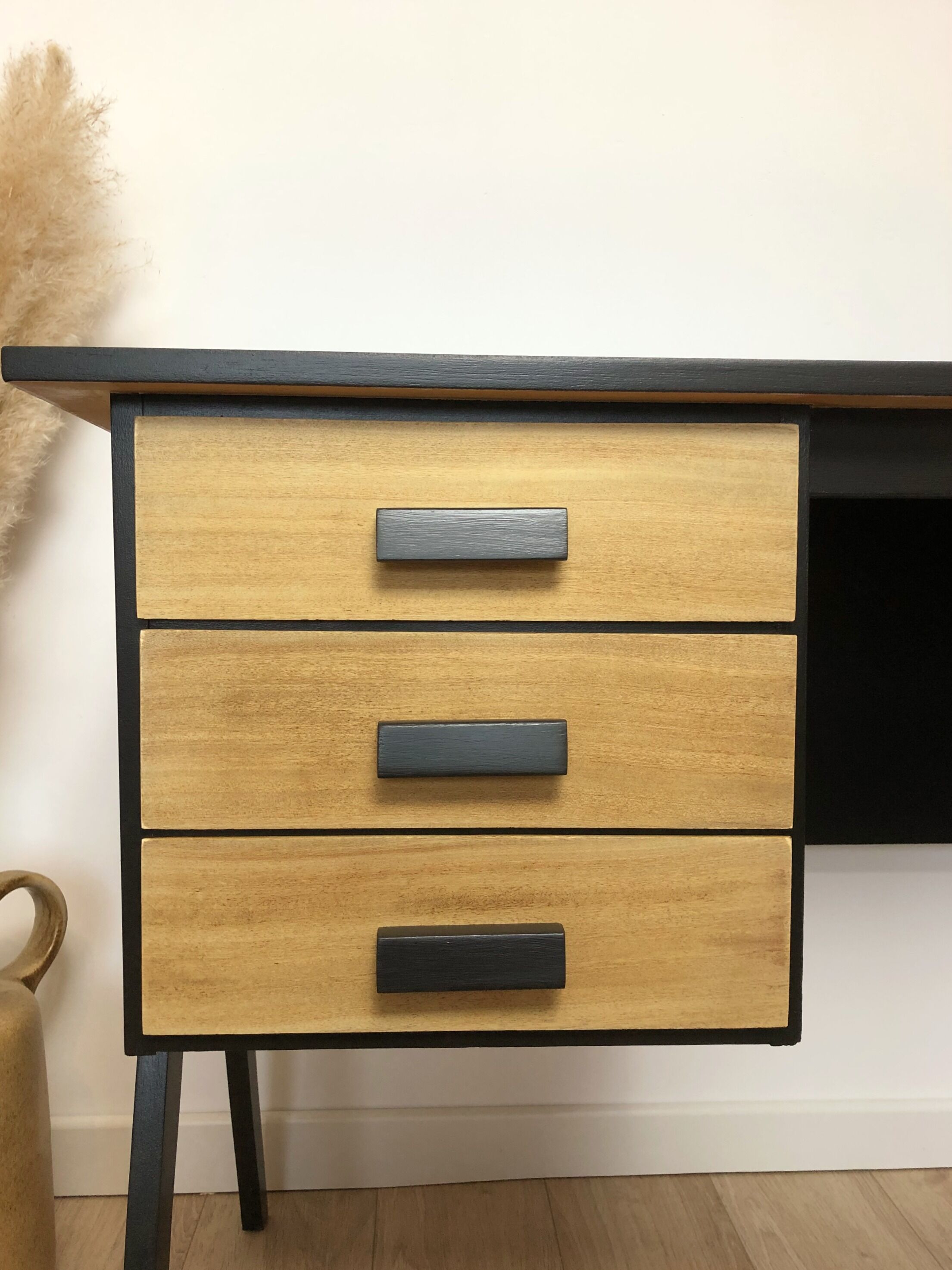 Bureau des années 50/60 aux pieds compas, revisité