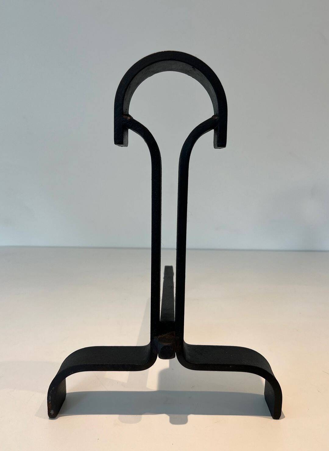 Paire de Chenets Modernistes en Fer Forgé à Finials en Goutte et Bases Évas