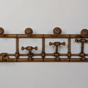 Porte-manteaux mural en bois tourné