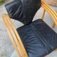 Ensemble mid-century 4 pièces cuir noir et bois clair : canapé 2 places, 2 fauteuils, table