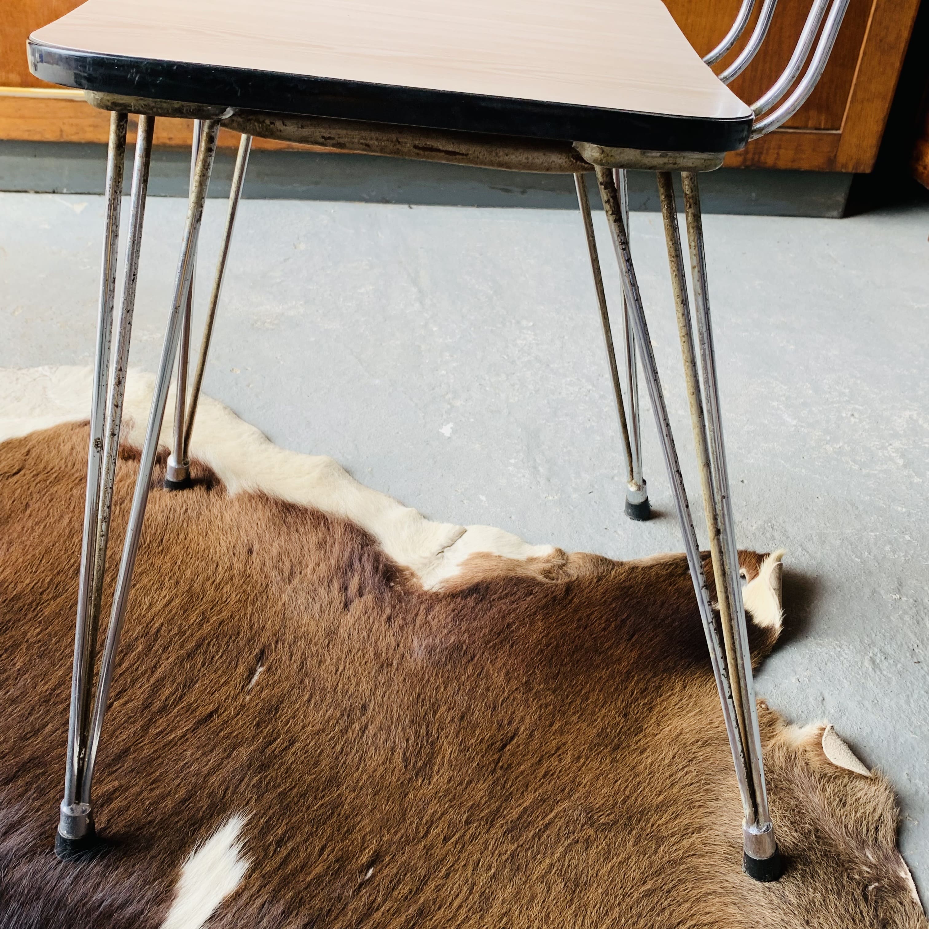 2 formica chairs - eiffel legs