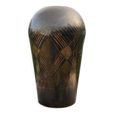 Vase en dinanderie Art Déco à motifs géométriques
