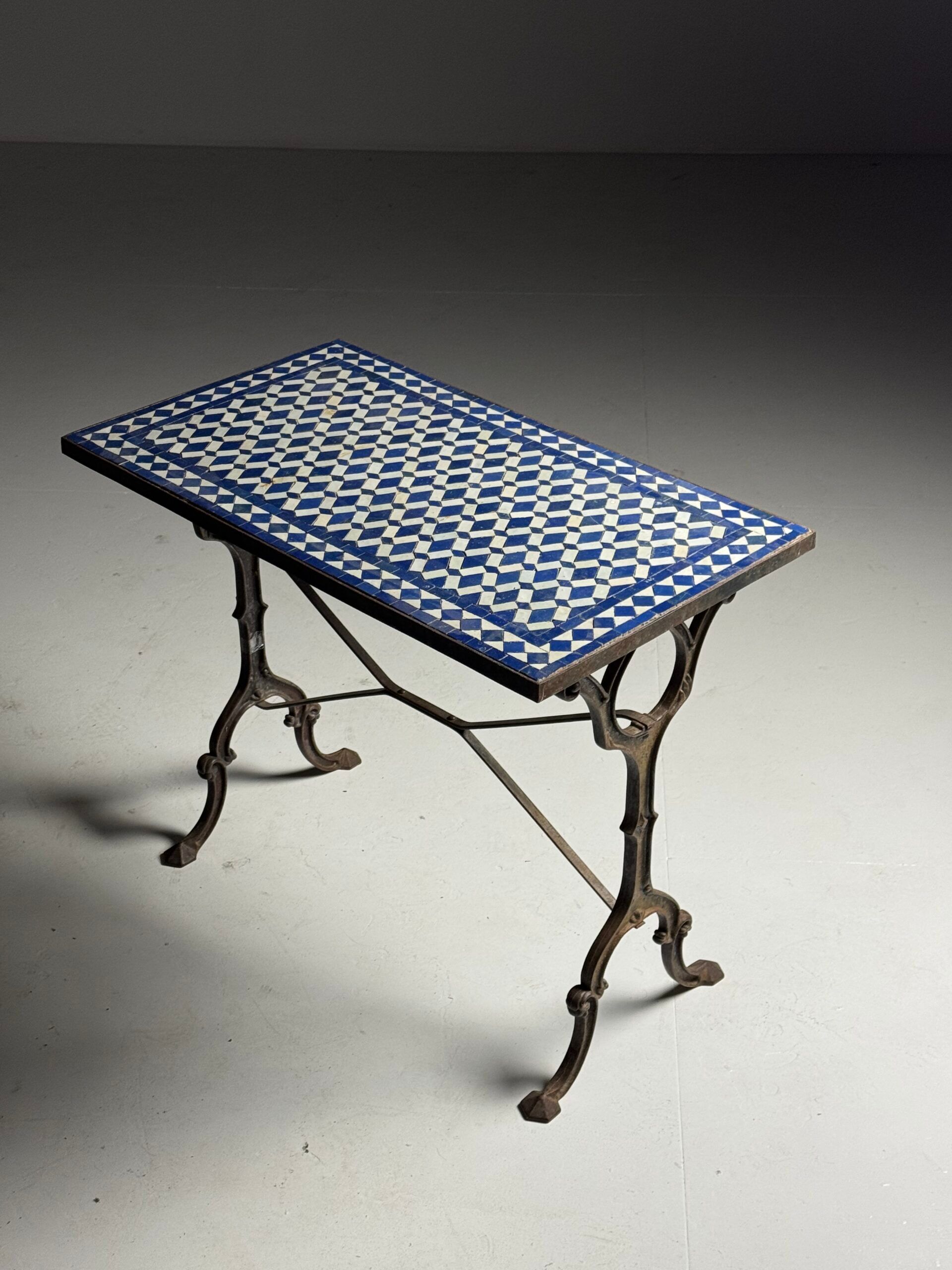 Table d'appoint en mosaïque et fonte