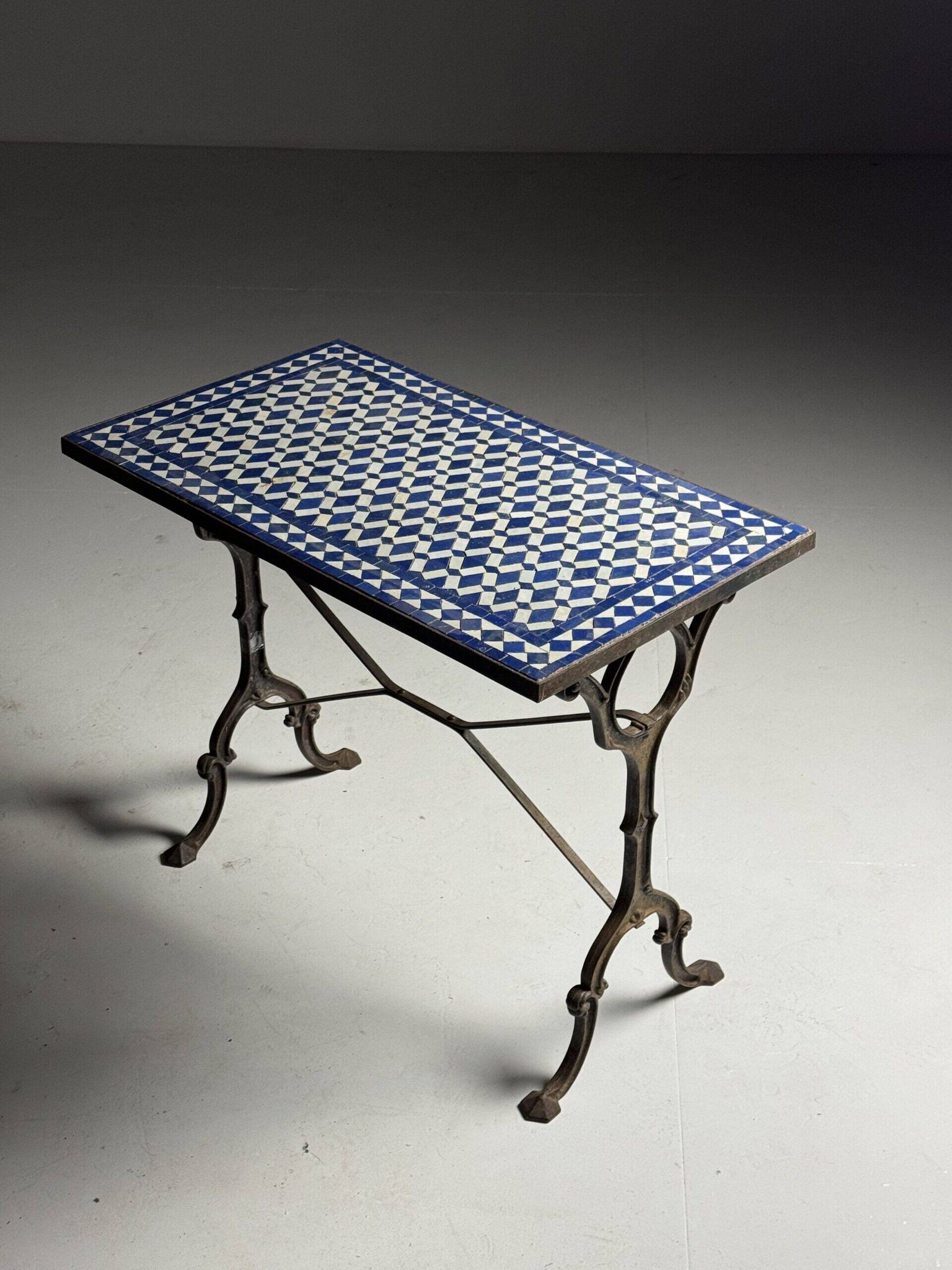 Table d'appoint en mosaïque et fonte