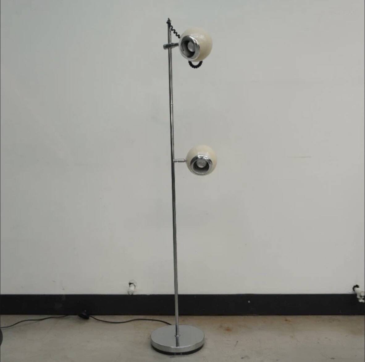 Vintage Italian floor lamp – 2 cream spots – 1970s Reggiani style