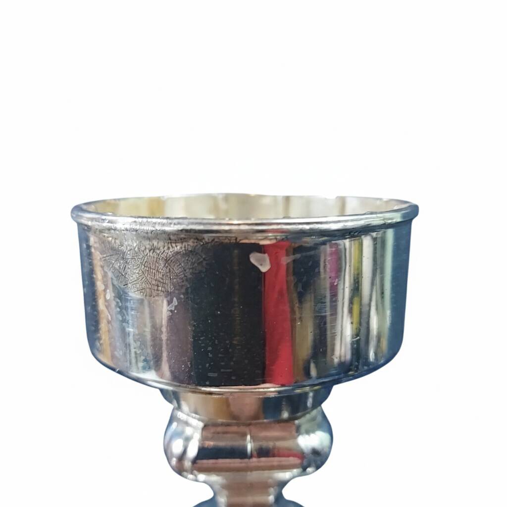 Pair of hurricane lamps – Silver-plated metal and glass.