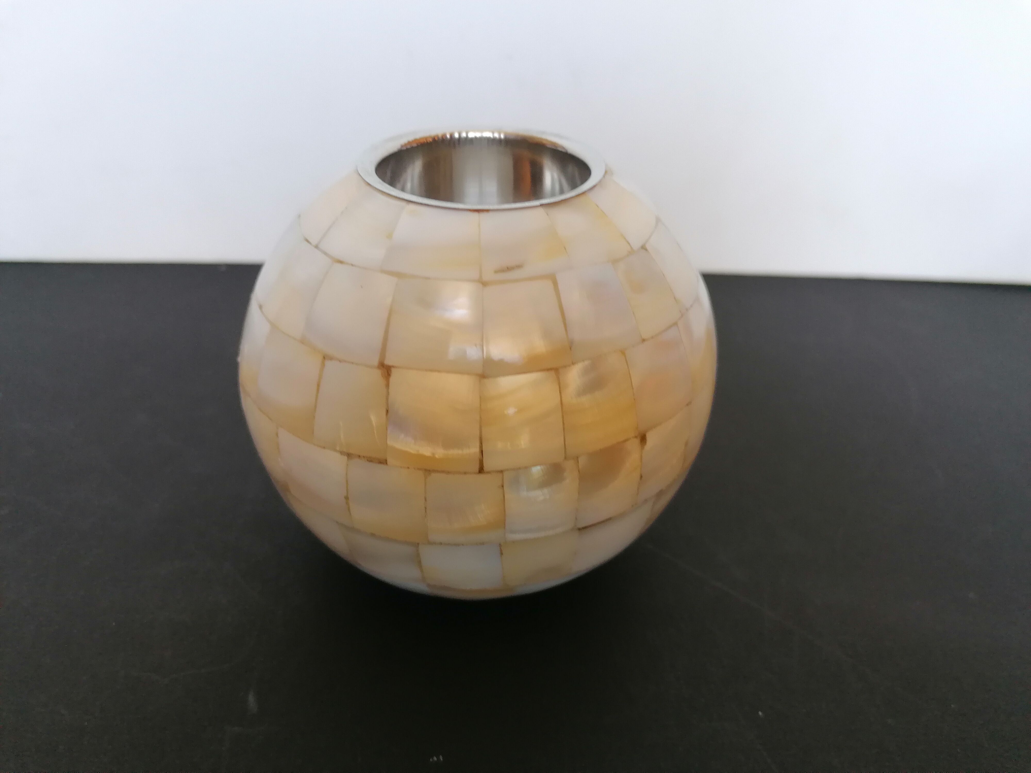 Ball vase in real mother-of-pearl
