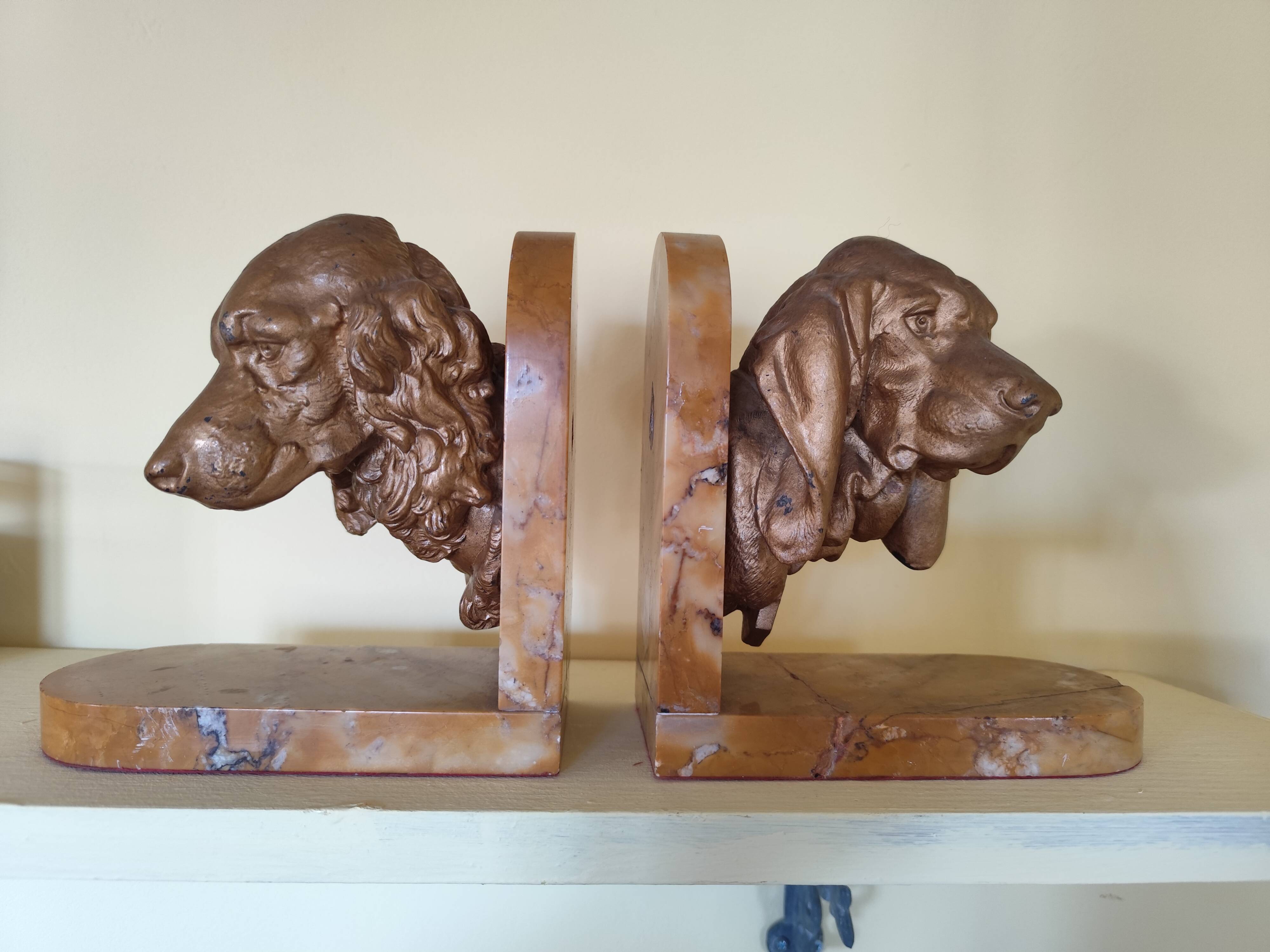 Pair of dog head bookends in spelter on marble slab, signed Lecourtier - sculptures