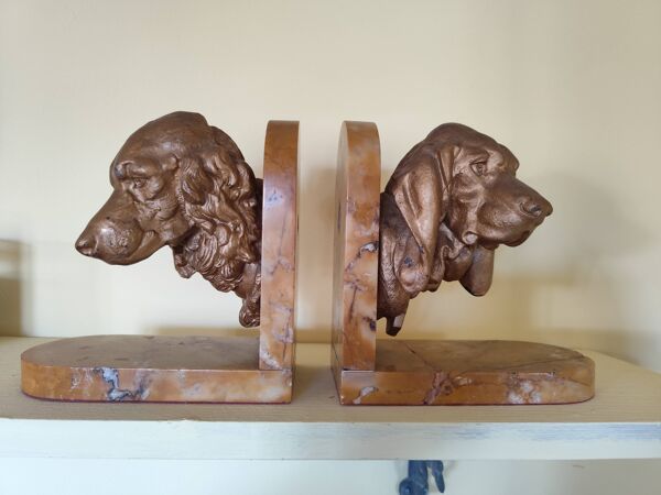 Paire de serres livres têtes de chiens en régule sur plaque de marbre, signé Lecourtier - sculptures