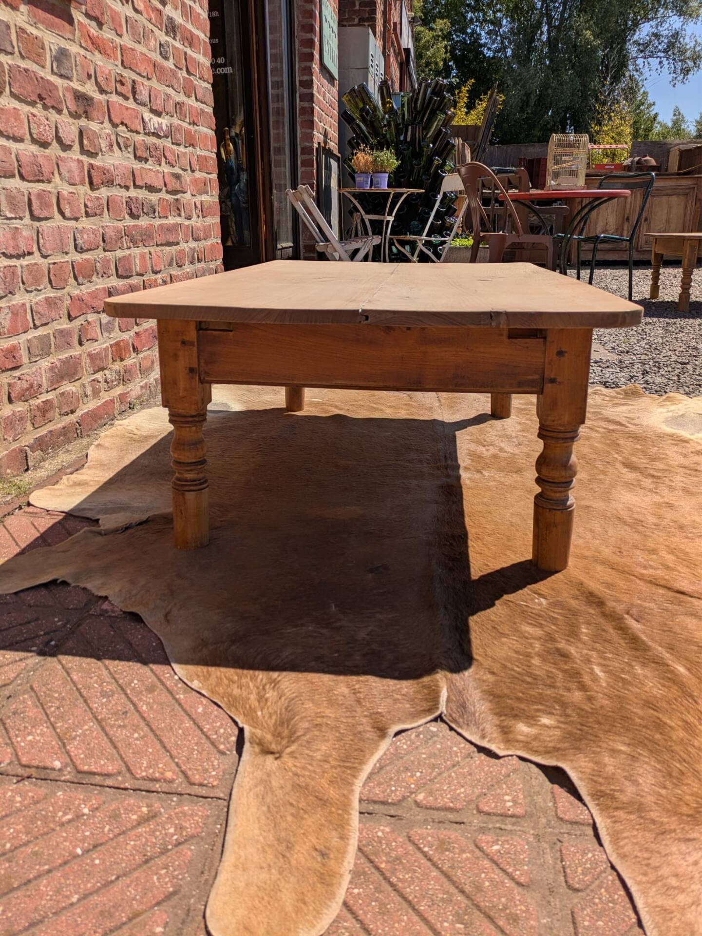 Coffee table with turned legs