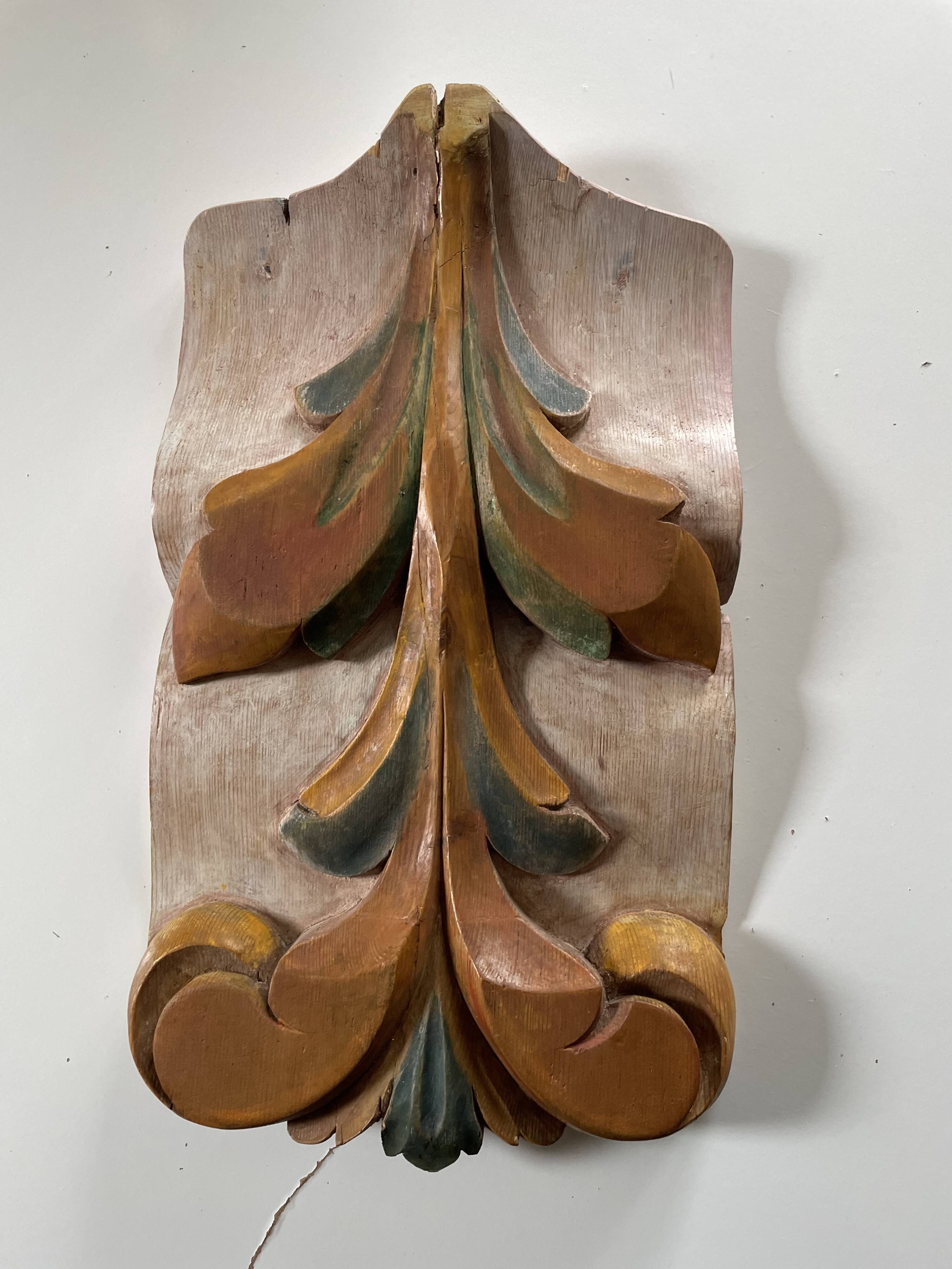 Panneau ancien en bois sculpté au décor de feuillage