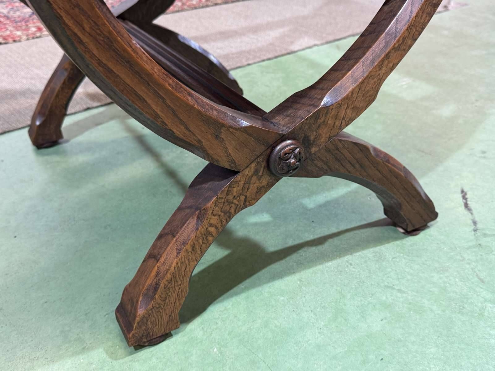 Suite de 6 chaises et 2 fauteuils en chêne et cuir à décor gothique