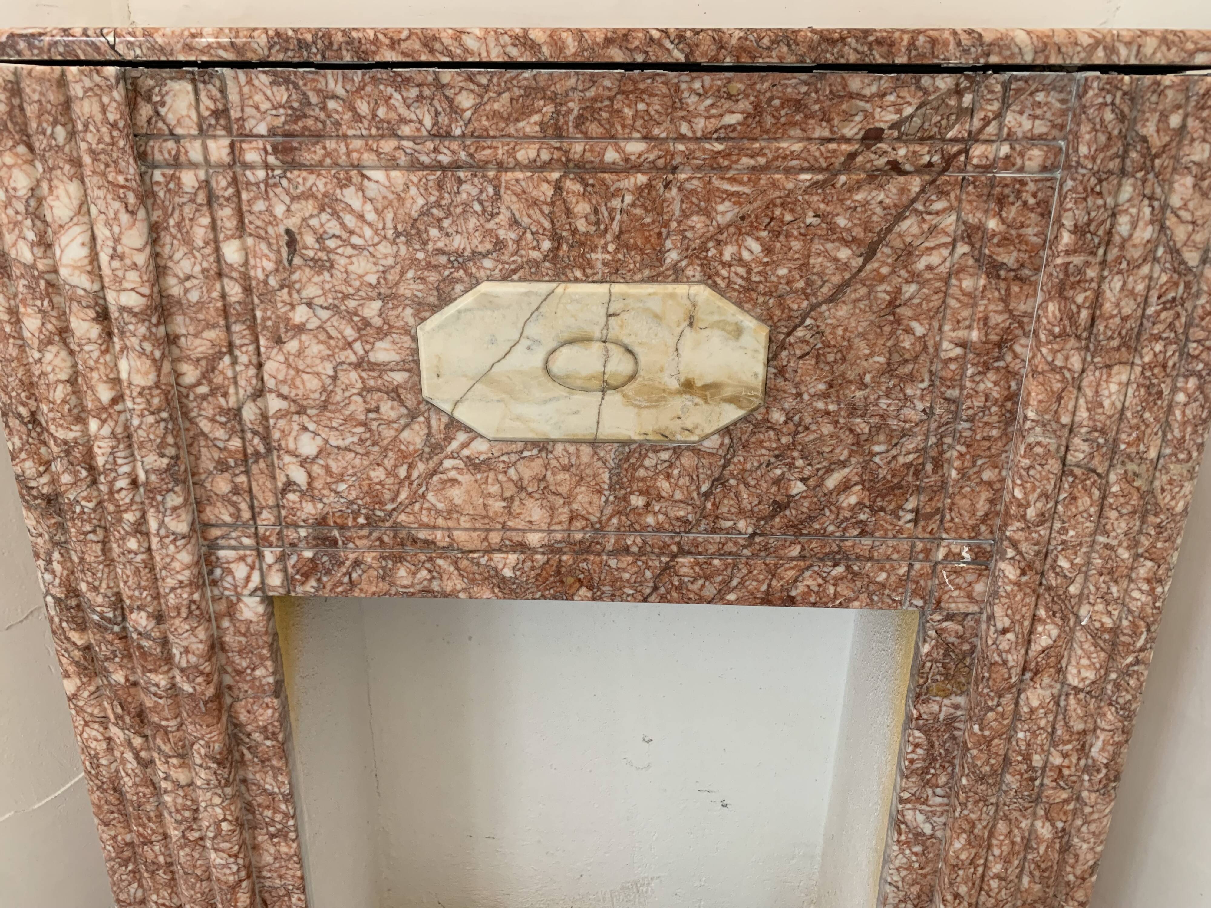 Cheminée art déco en marbre rose veiné XX siècle