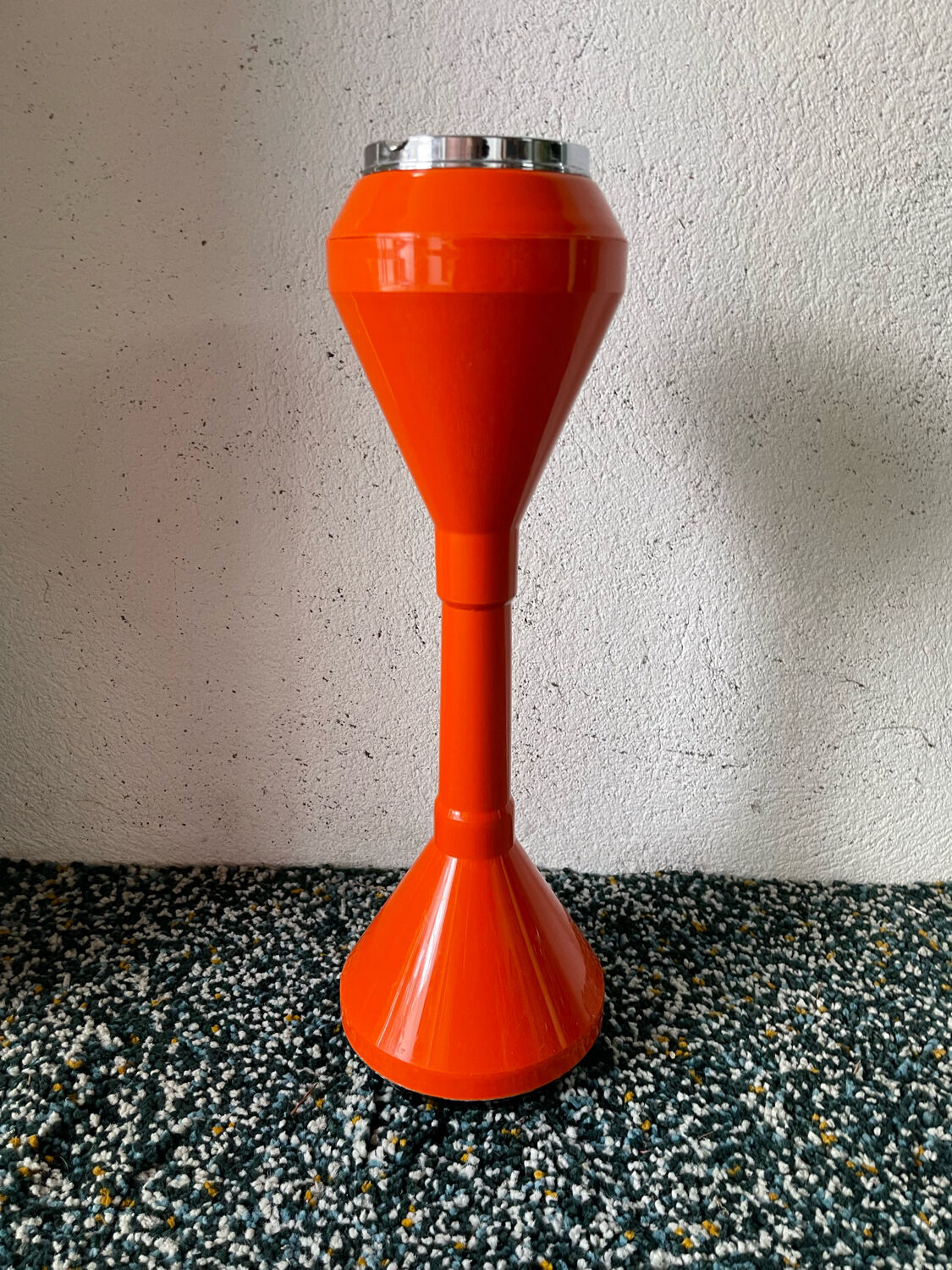 1970's Italian ashtray in mandarin orange plastic with its Space Age tulip foot