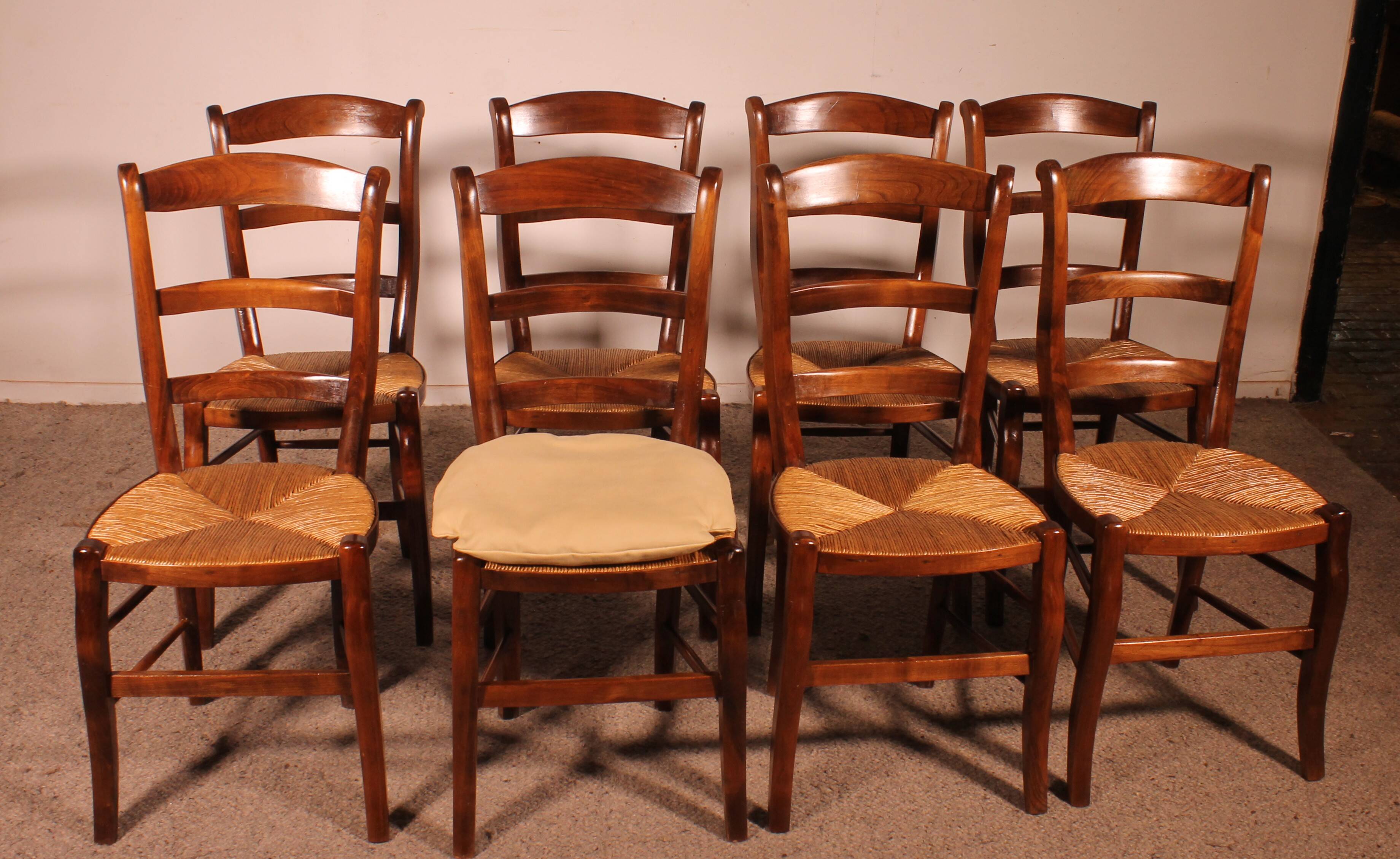 série de 8 chaises paillées en merisier