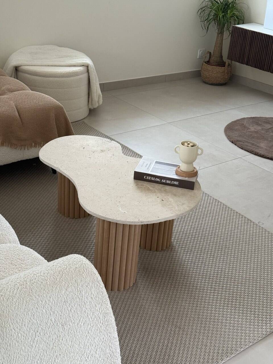 "Pear" coffee table in travertine and fluted wood | raw oak | 3 legs