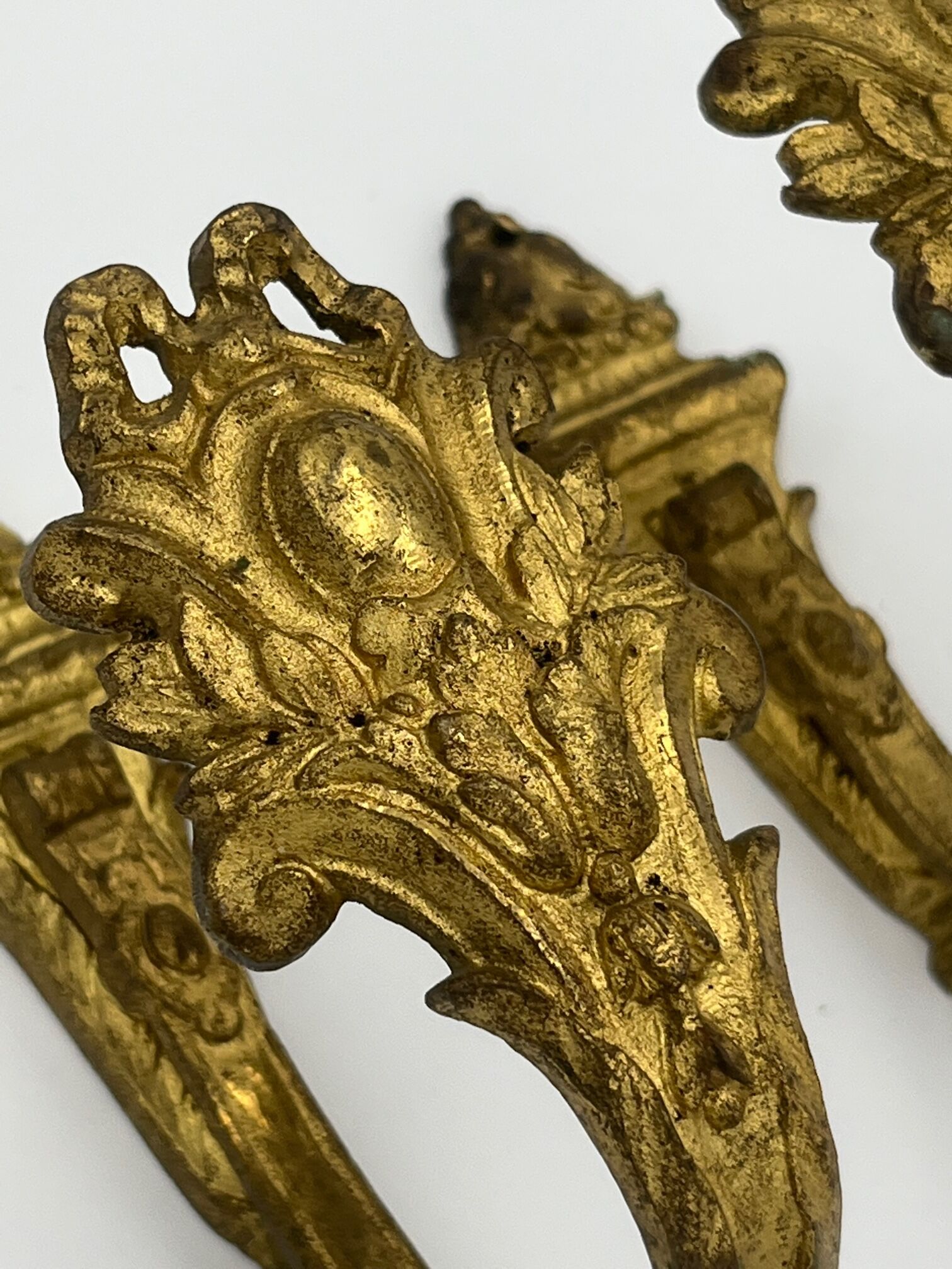 Pair of golden bronze kiss holders Rocaille style