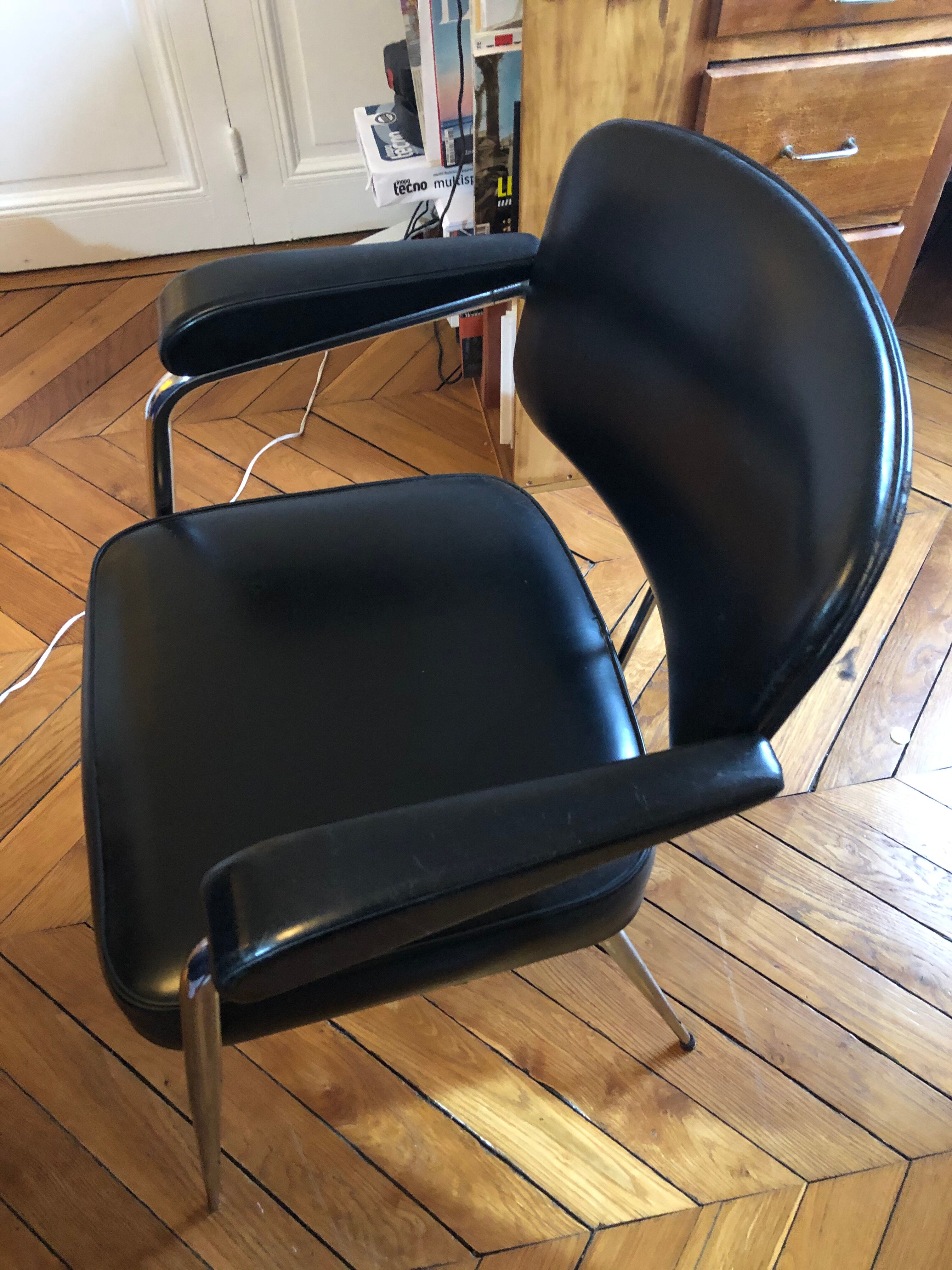 Fauteuil cuir noir et allu design 1960