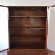 Bibliothèque vitrée en noyer, esprit Art déco, années 60