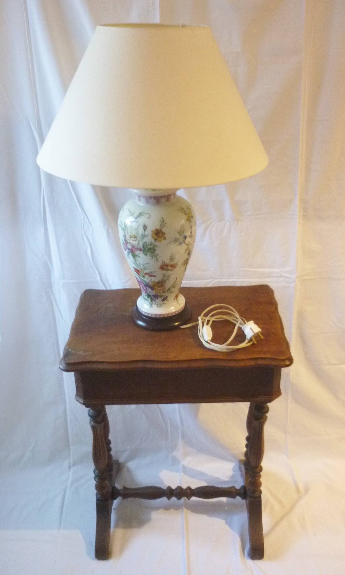 Painted porcelain lamp with flower decoration 67 cm