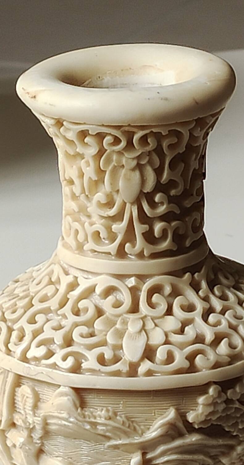 Chinese Baluster Vase. In beige cinnabar lacquer. Dimensions: 17 x 9 cm