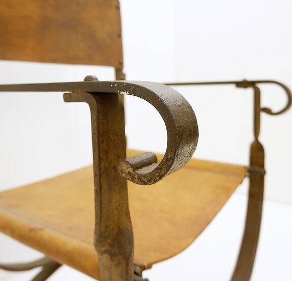 Curule armchair in wrought iron and leather
