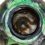 Vase Ada LOUMANI en verre soufflé dans les tons verts